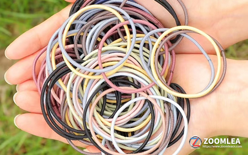 What is the molecular structure of natural rubber in rubber bands?